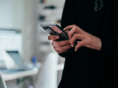 osoba pisząca na telefonie komórkowym