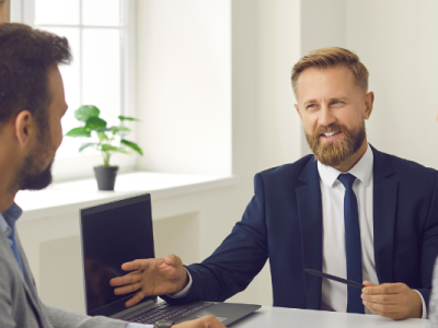 para rozmawiająca z doradcą