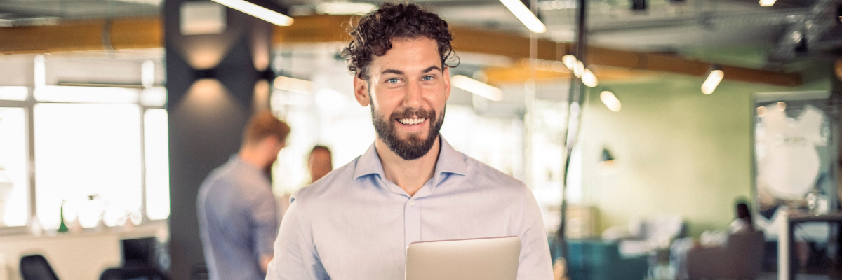 uśmiechnięty mężczyzna w biurze