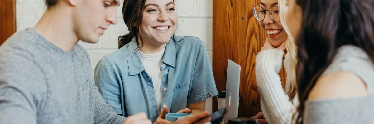 Młodzi ludzie na spotkaniu