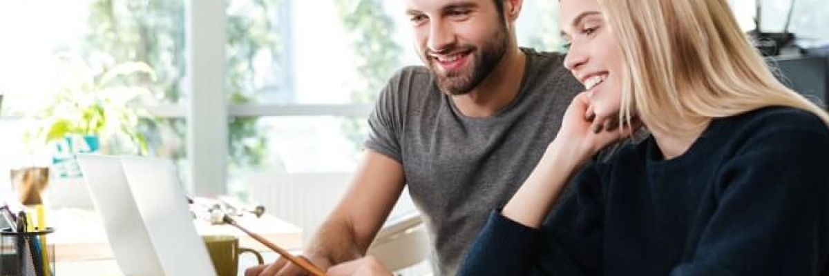 kobieta i mężczyzna przed komputerem