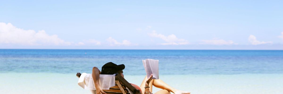 kobieta trzymająca prezent