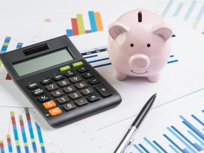 kalkulator, świnka skarbonka