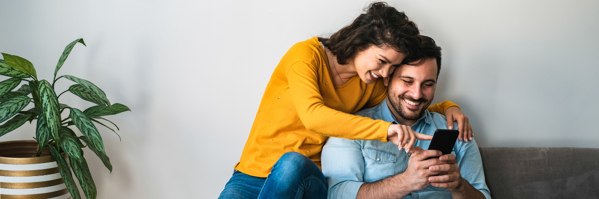uśmiechnięta para przeglądająca telefon