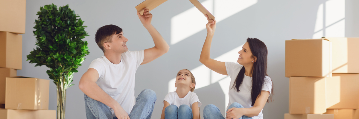 uśmiechnięta rodzina z dzieckiem