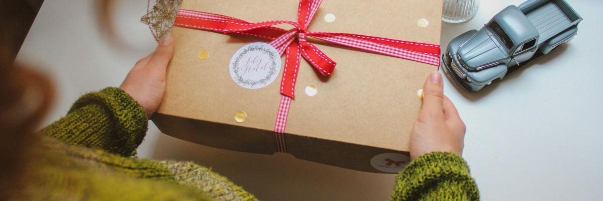 kobieta trzymająca prezent