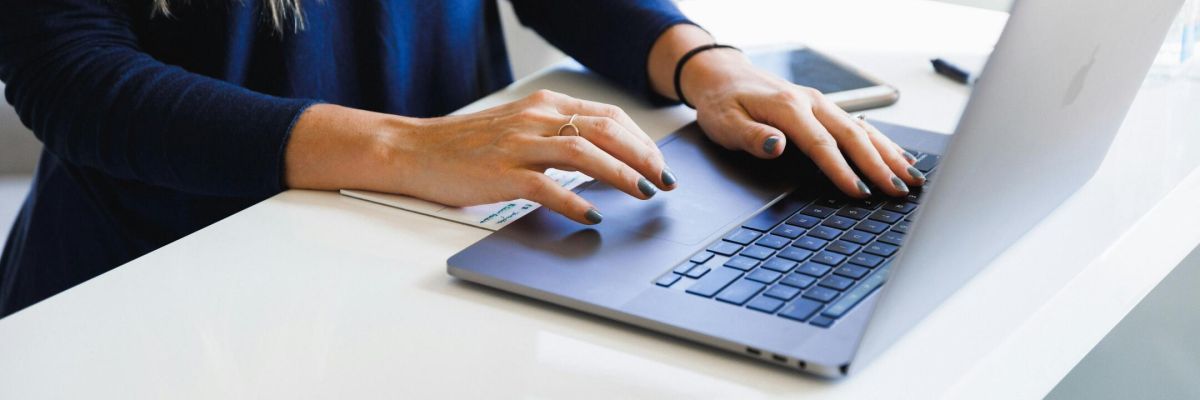 kobieta pisząca na komputerze