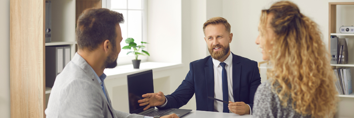 para rozmawiająca z doradcą