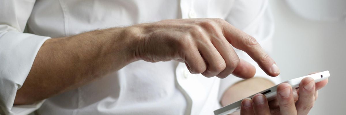 smartfon w dłoniach