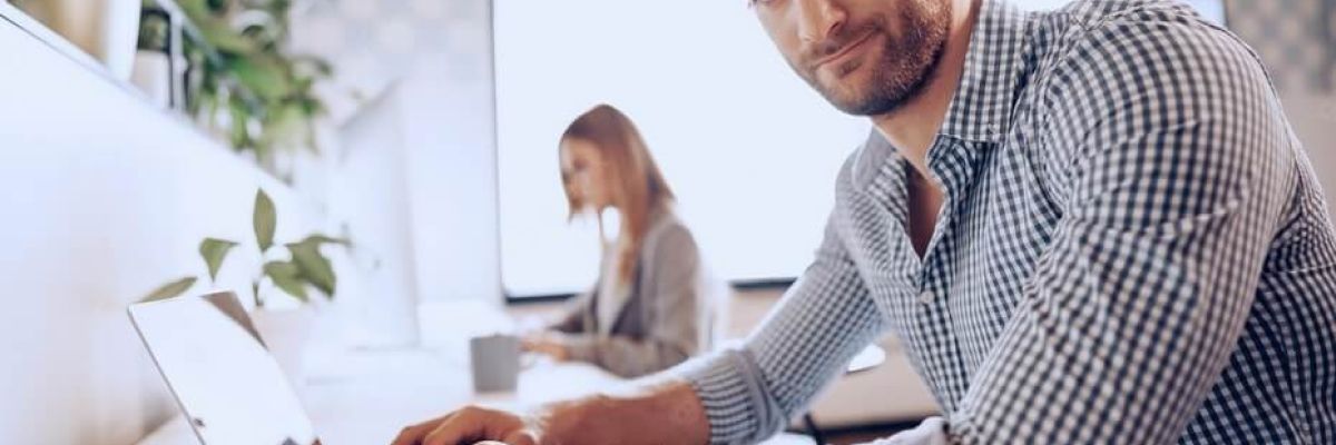 mężczyzna przed laptopem