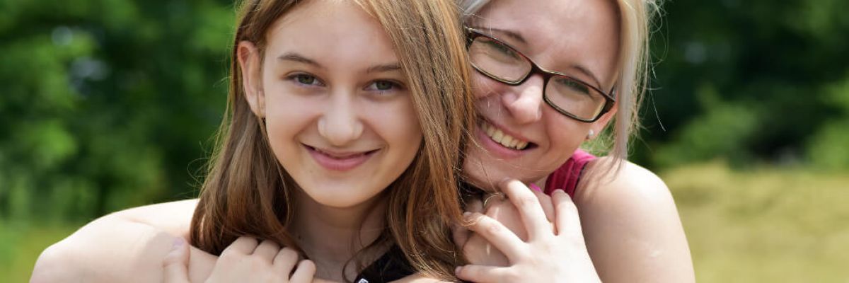 Matka przytulająca córkę