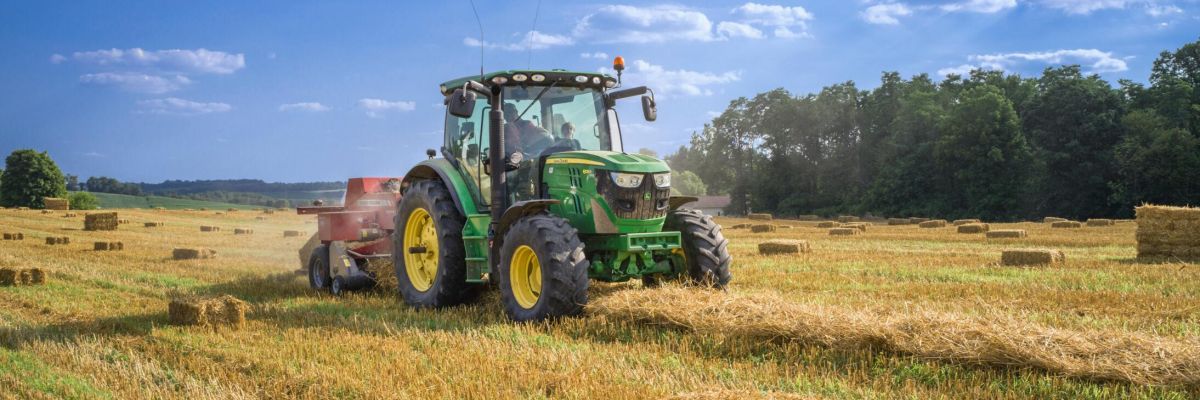 traktor pracujący na polu