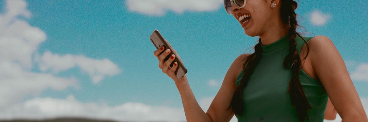 szczęśliwa kobieta z telefonem