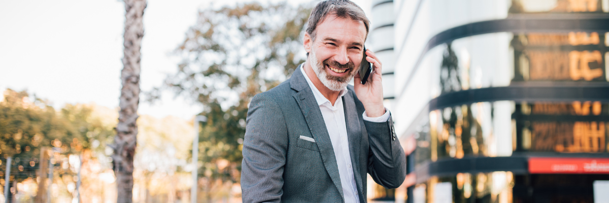 mężczyzna z telefonem na mieście