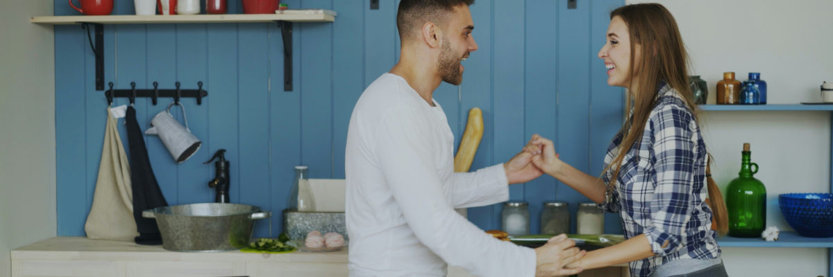 szczęśliwa para tańcząca w kuchni