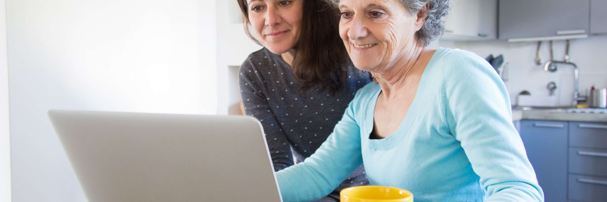 dwie kobiety przed laptopem