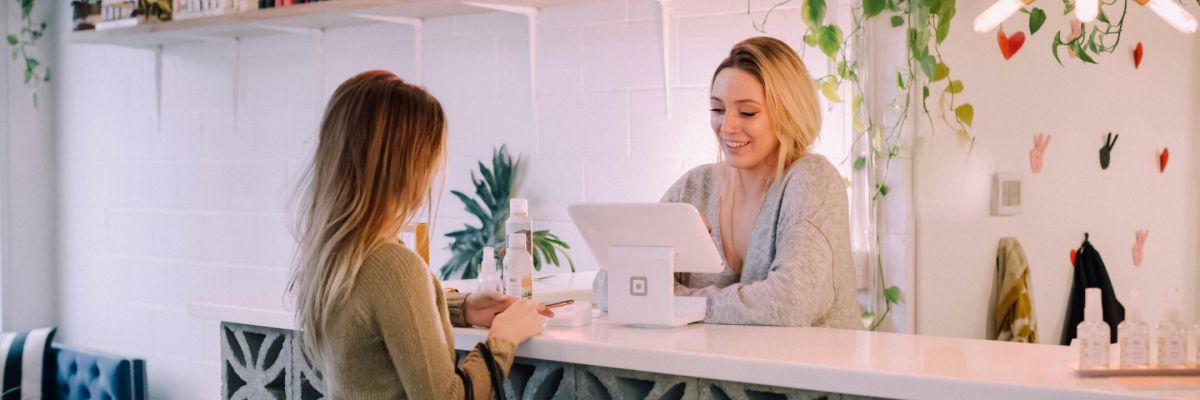 kobieta płacąca telefonem w sklepie